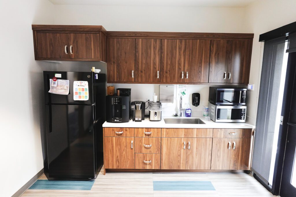 Kitchenette with coffee machine, microwave, refrigerator
